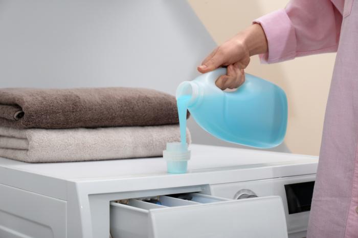 Prací gel je šetrnější k prádlu, ale s velkým znečištěním si neporadí.