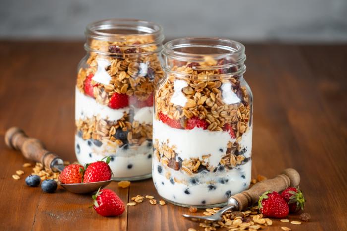 Díky kombinaci jogurtu s granolou a s ovocem budeš dlouho sytá i plná energie.
