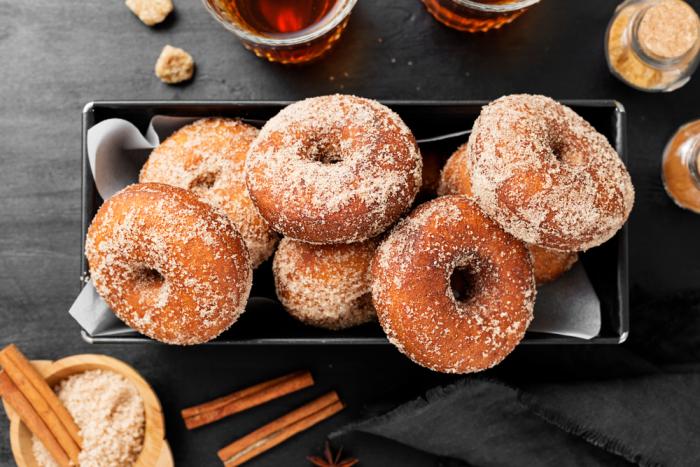 Donuty se vyrábějí z kynutého těsta a chutnají podobně jako české koblihy.