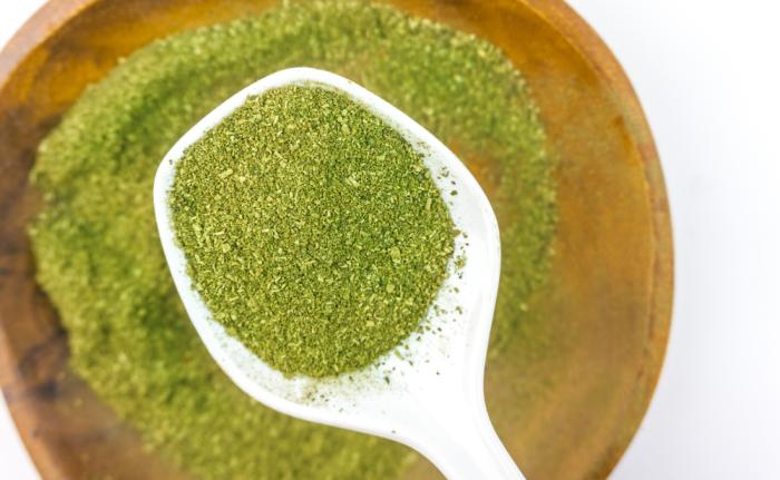 Kratom existuje i zlatý – ten působí jako mix bílého a zeleného kratomu.