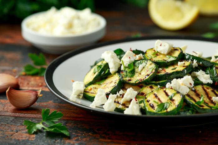 Z cukety můžeš udělat salát, polévku, perník a spoustu dalších dobrot. Z cukety můžeš udělat salát, polévku, perník a spoustu dalších dobrot.