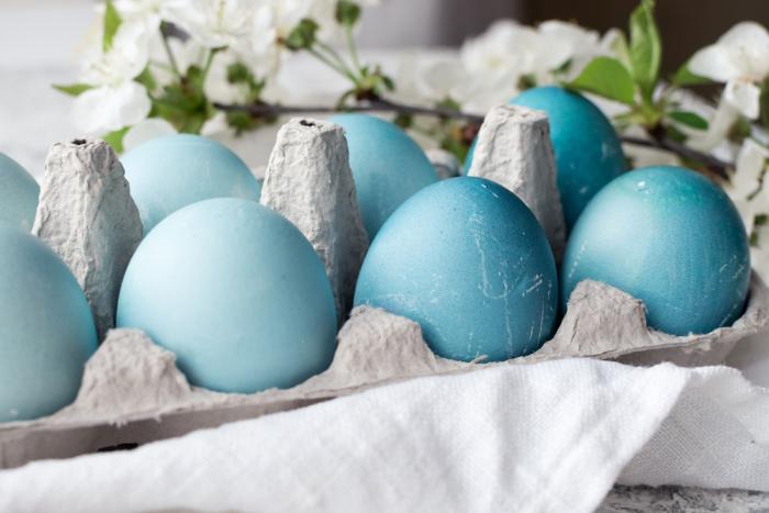 Tenhle druh zdobení vajíček patří k těm jednodušším. Vyžaduje jen práci s barvami.