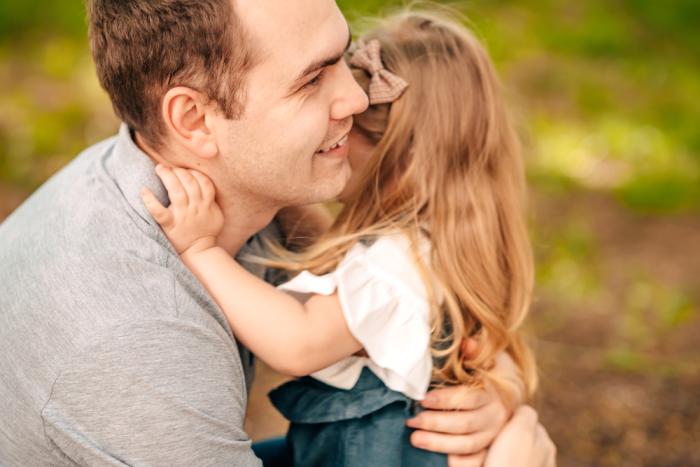 Otec objímá svou dceru. Nebo ne?