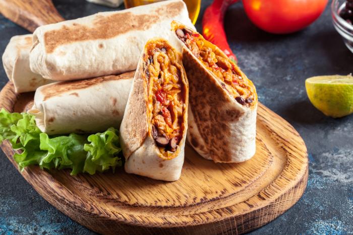 Burrito se připravuje snadno. Nejsložitější je zamotat tortillu.