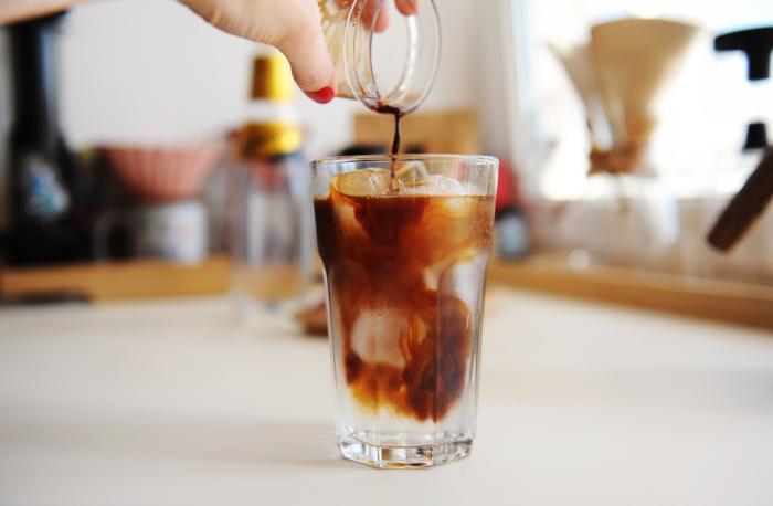 Espresso tonic vznikl ve Švédsku, odkud se šířil dál do Evropy.