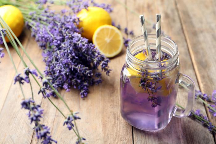 Levandulová limonáda si tě získá svou vůní. Levandulová limonáda si tě získá svou vůní.