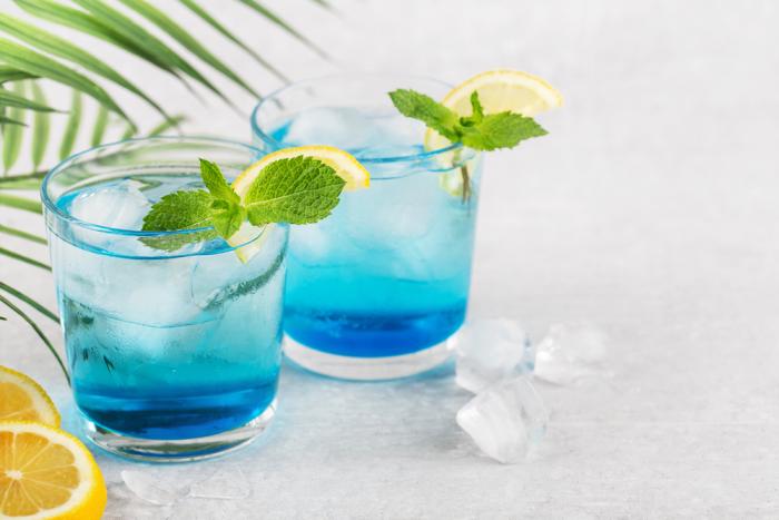 Máš ráda míchané drinky? Pak ti Blue Lagoon určitě neunikne.