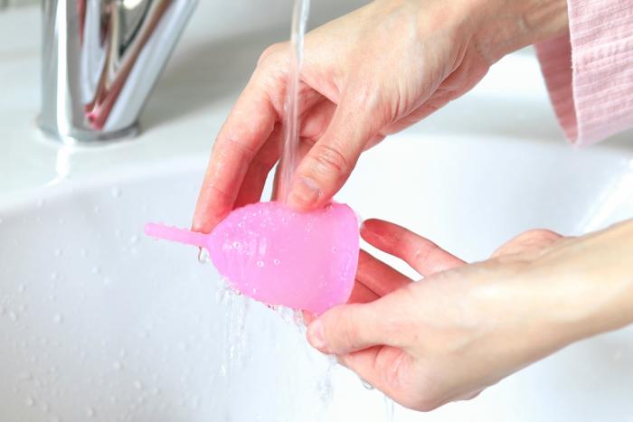 Menstruační kalíšek vyžaduje trochu péče. Za to ti bude sloužit roky.
