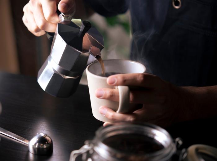 Bílý hrnek automaticky spojujeme s hořkostí nebo kyselostí kávy.