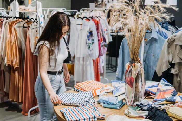 Fast fashion je levná jen zdánlivě. Fast fashion je levná jen zdánlivě.