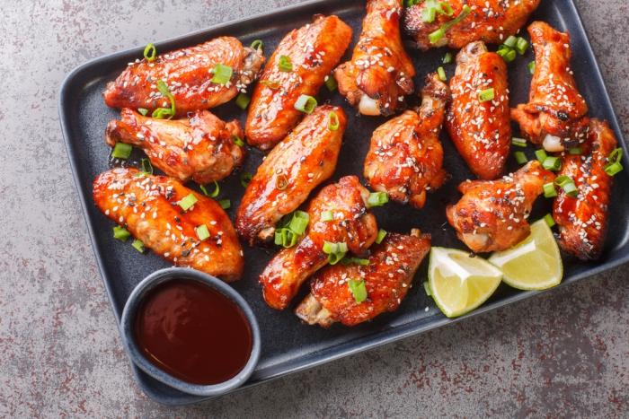 Hoisin omáčka se hodí k nudlím, masu, knedlíčkům a třeba i závitkům.