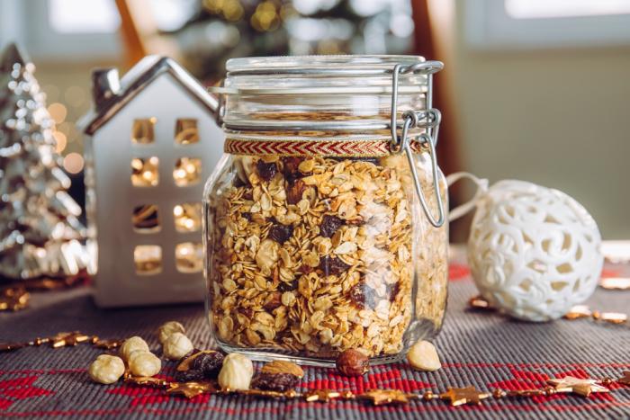 Sladká granola je skvělá s jogurtem nebo skyrem, ta slaná pak třeba v zeleninovém salátu.