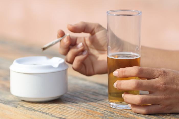 Logika, která nám nedává smysl: upřednostnit své neřesti před potřebami dítěte. Logika, která nám nedává smysl: upřednostnit své neřesti před potřebami dítěte.