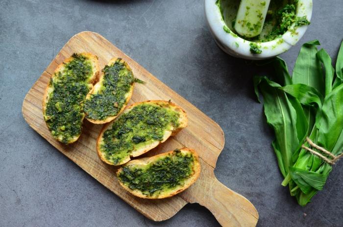 Pesto z medvědího česneku stačí třeba natřít na chleba.