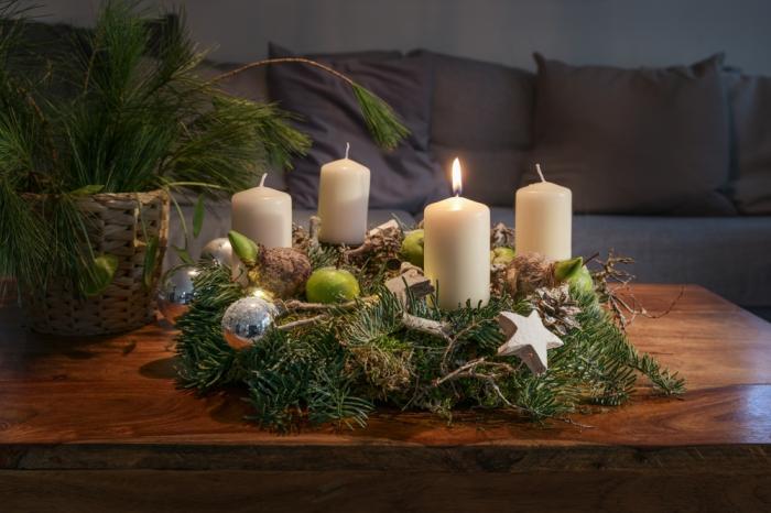 Adventní věnec si můžeš nazdobit jakkoli. Záleží na tvém vkusu.