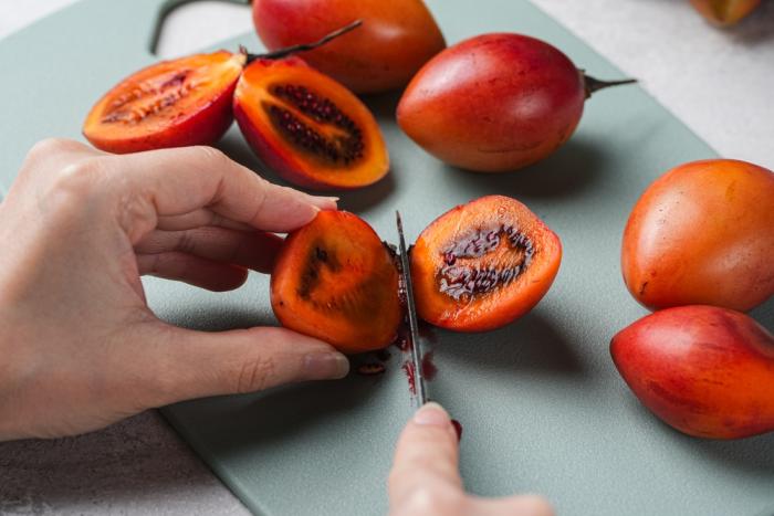 Tamarillo chutná jako kříženec kiwi, mučenky a rajčete. Tamarillo chutná jako kříženec kiwi, mučenky a rajčete.