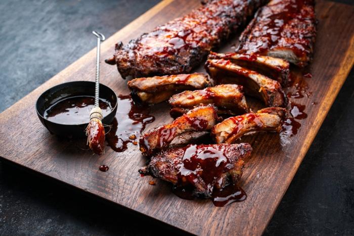 Domácí barbecue omáčku si můžeš vyladit podle svých chutí.