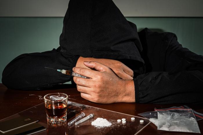 Dítě závislé na drogách dokáže rodičům úplně zničit život. Dítě závislé na drogách dokáže rodičům úplně zničit život.