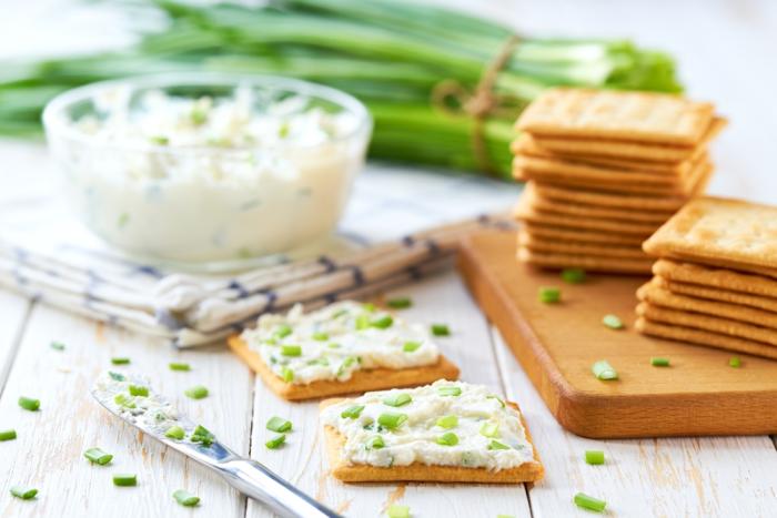 Sýrová pomazánka je variabilní. Je na tobě, jak si ji připravíš. Sýrová pomazánka je variabilní. Je na tobě, jak si ji připravíš.