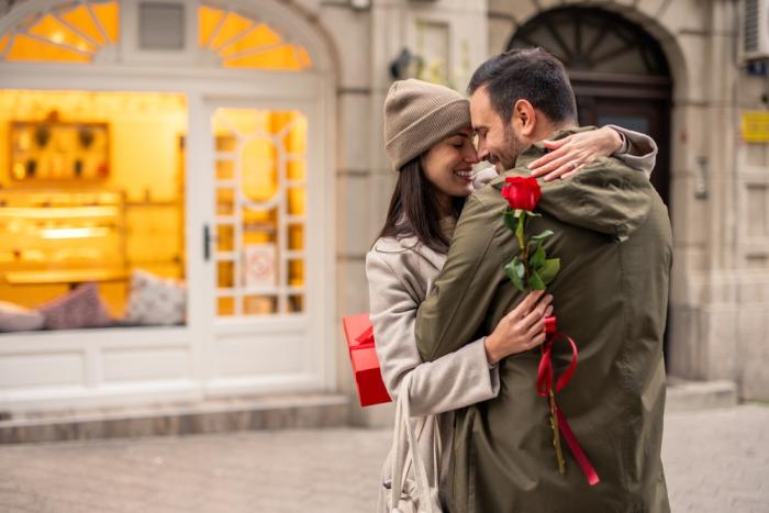 Láska se buduje postupně. Lovebombing je smršť hned na začátku vztahu.