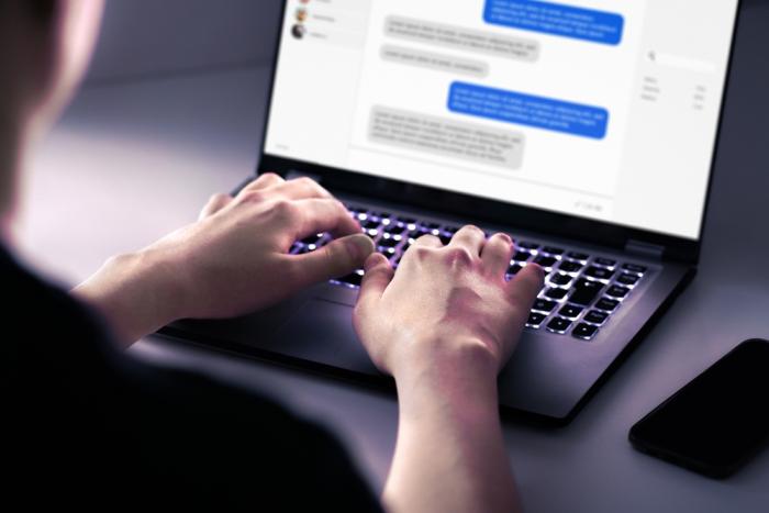 Osamělé ženy na podvodníky, kteří jim skládají komplimenty, narážejí dost často. Osamělé ženy na podvodníky, kteří jim skládají komplimenty, narážejí dost často.