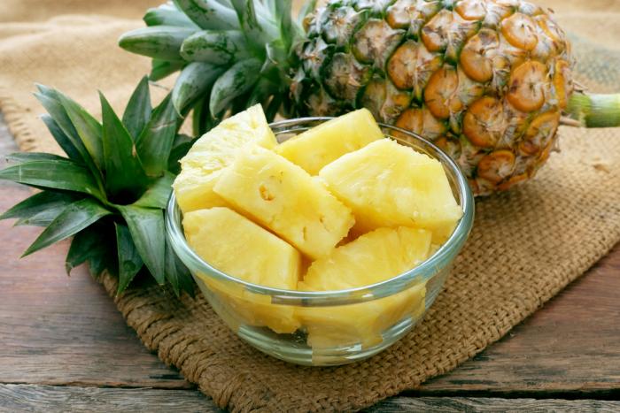 Dej si ananas, pomáhá s ledasčím!