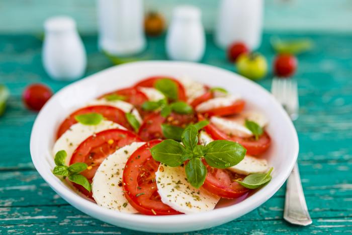 Jednou z dobrot, které si vykouzlíš z mozzarelly, je salát Caprese.