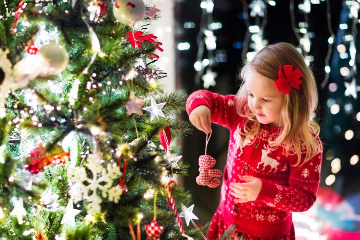Vánoční stromeček může přežít svátky, i když máš doma děti.