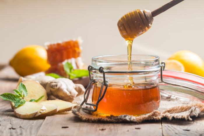Med dokáže v kombinaci s citrónem a zázvorem úplné divy!