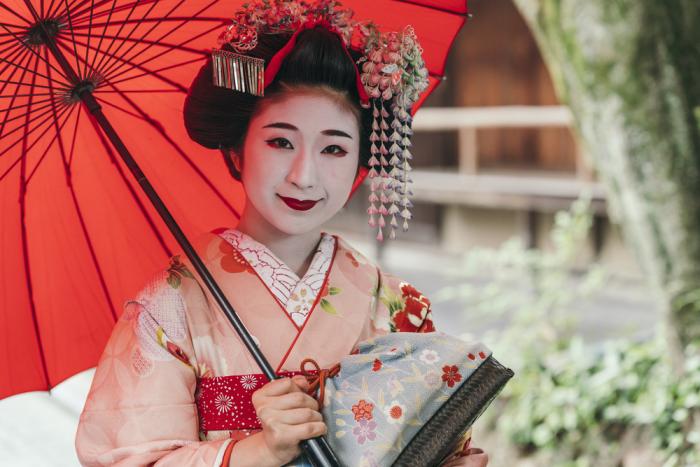 Gejša začíná jako maiko mezi 15 a 20 lety. S prací pak končí kolem čtyřicítky.